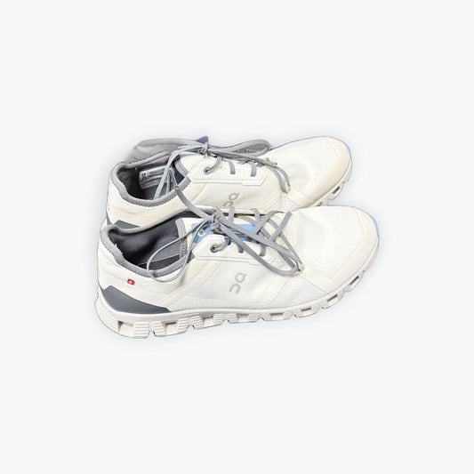 On cloud tennis shoes